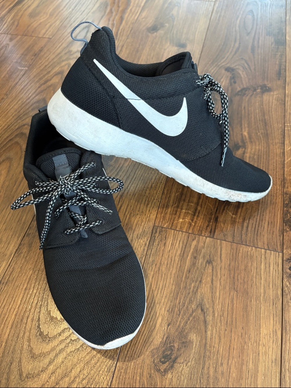 Nike Black & White Roshe One Casual Trainers